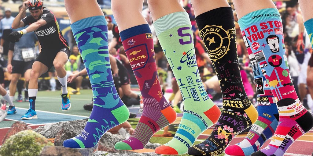 Atletas usando meias esportivas durante atividades físicas.